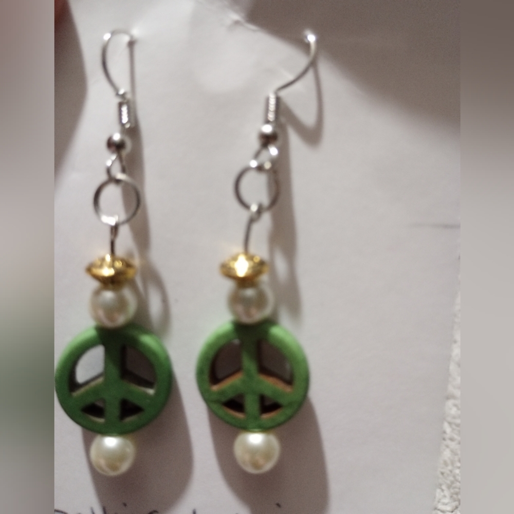 💐NWT Handcrafted Green Peace Sign Earrings with pearls.💐